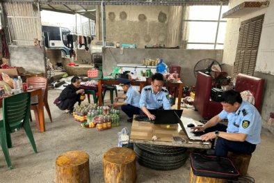 Lạng Sơn thu giữ 2800kg móng giò, bàn chân gà không rõ nguồn gốc cùng nhiều hàng hóa đã hết hạn